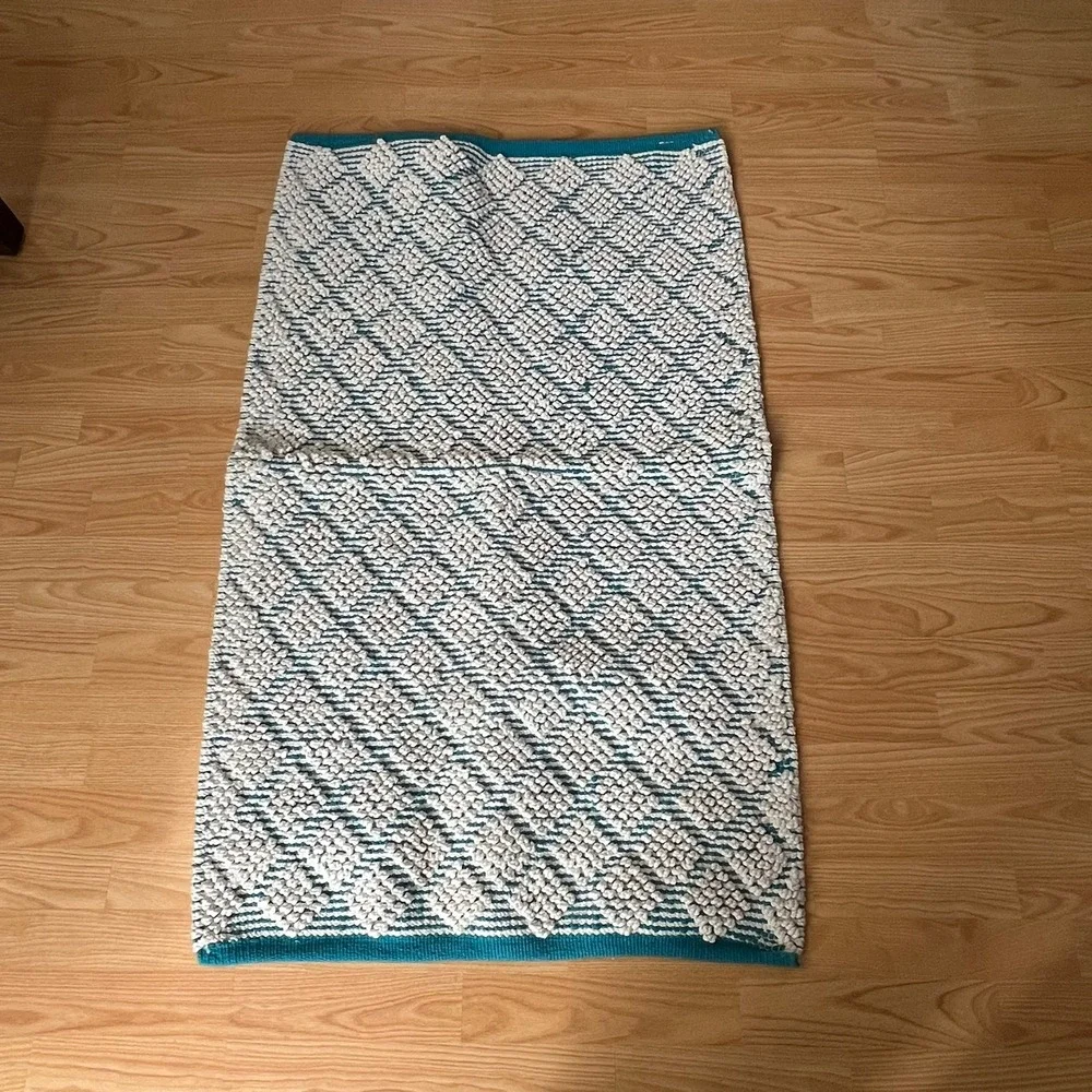Handwoven Cotton Rug Unisex 27x45 Teal White NWOT Popcorn Texture Diamond